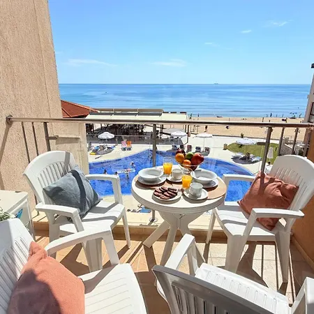 Apartman Beachfront - Sea & Pool Views - C205